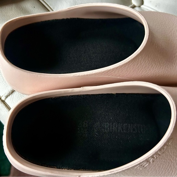 Birkenstock Light Pink / Tan gardening Clogs
Sz 7.5 US 38 euro - Picture 4 of 5